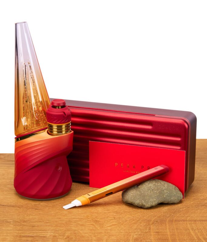 Das Puffco Daybreak Bundle mit Peak Pro Vaporizer, Hot Knife Dabbing Tool und Travel Case Aufbewahrung auf Holz