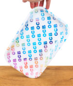 Buntes OCB Rolling Tray mit schräg gehaltener Hand