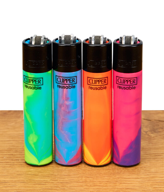 Vier Clipper Feuerzeuge im bunten Nebula Mix Design nebeneinander aufgestellt