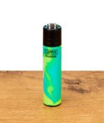 Clipper Feuerzeug im Nebula Design Grün-Blau auf Holzfläche stehend