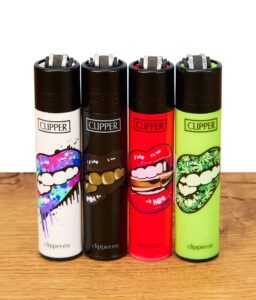 Vier Clipper Feuerzeuge Lips Large mit Lippenmotiven in verschiedenen Farben nebeneinander