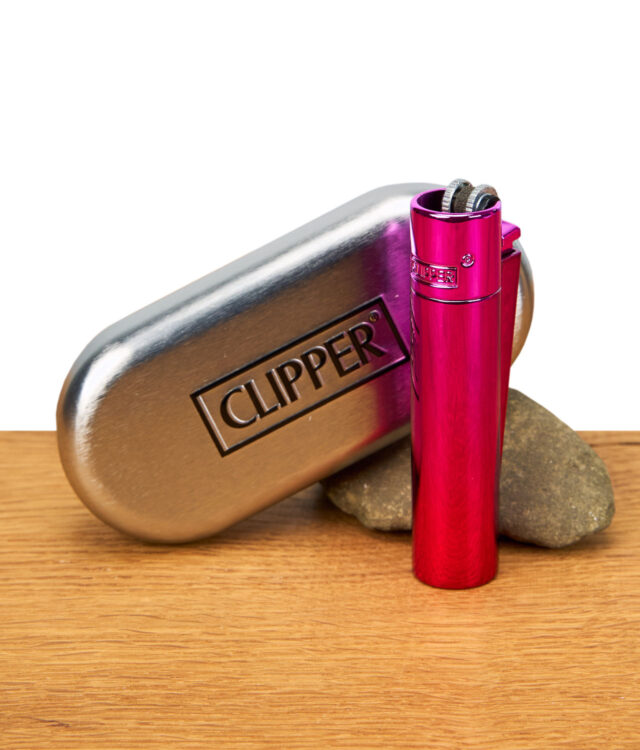 Clipper Metallfeuerzeug in Pink Gradient mit silberner Clipper-Metallbox auf Holztisch