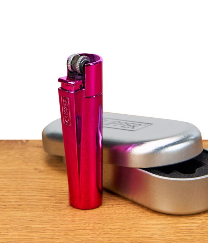 Clipper Metallfeuerzeug in Pink Gradient auf geöffneter silberner Clipper-Box stehend