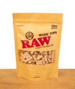 Verschlossene Packung RAW Wide Tips 180er aufrecht vor hellem Hintergrund stehend.