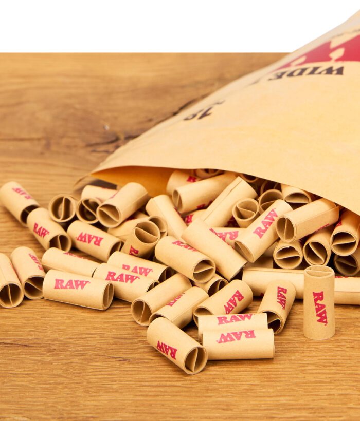 RAW Wide Tips 180er lose auf dem Tisch vor geöffneter Verpackung verteilt.