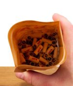 Geöffnete Packung RAW Wide Tips mit Blick von oben auf die vorgedrehten Filtertips.
