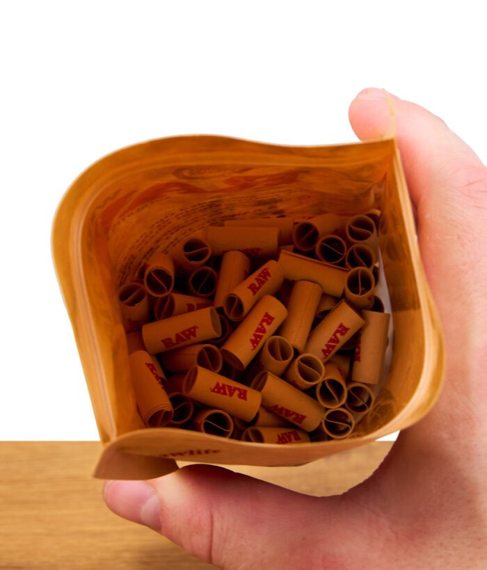 Geöffnete Packung RAW Wide Tips mit Blick von oben auf die vorgedrehten Filtertips.