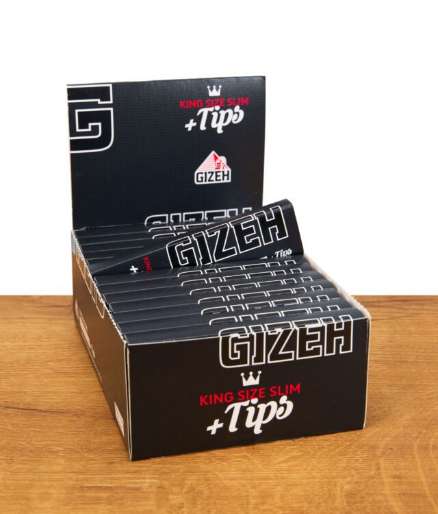 Verkaufsbox mit 26 Packungen Gizeh King Size Slim +Tips auf Holztisch