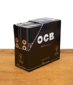 Geöffnete 50er Verkaufsbox mit mehreren Packungen OCB Premium King Size Slim Papers von schräg oben