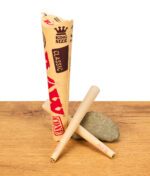 Drei RAW Classic King Size Cones mit Verpackung auf Holzuntergrund vor weißem Hintergrund