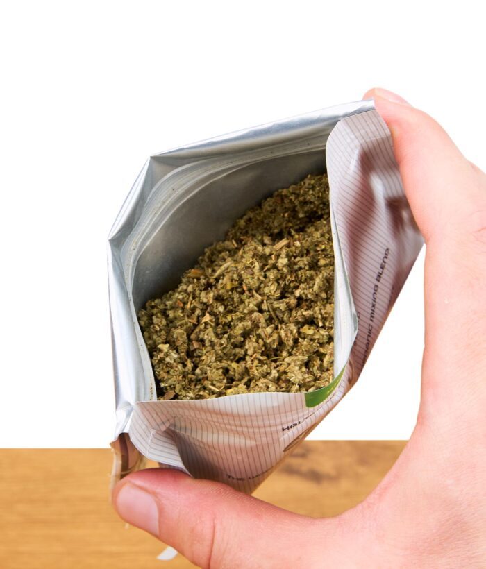 Blick in die geöffnete MUZA Tabakersatz-Packung mit sichtbarer Kräutermischung