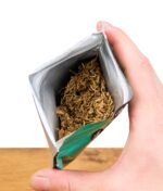 Blick in eine geöffnete Muza Tabakersatz-Packung mit sichtbarem Inhalt