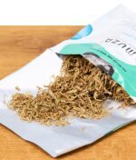 Geöffnete Muza Packung mit losem Hanf-Tabakersatz auf dem Tisch