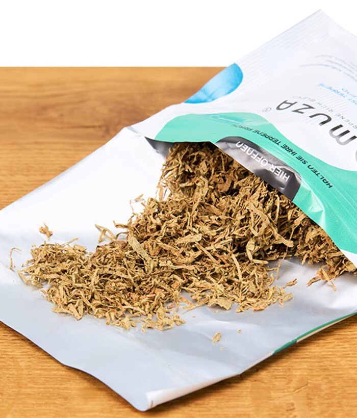 Geöffnete Muza Packung mit losem Hanf-Tabakersatz auf dem Tisch