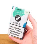 Muza Super Kush Tabakersatz 10 g Packung wird von Hand gehalten