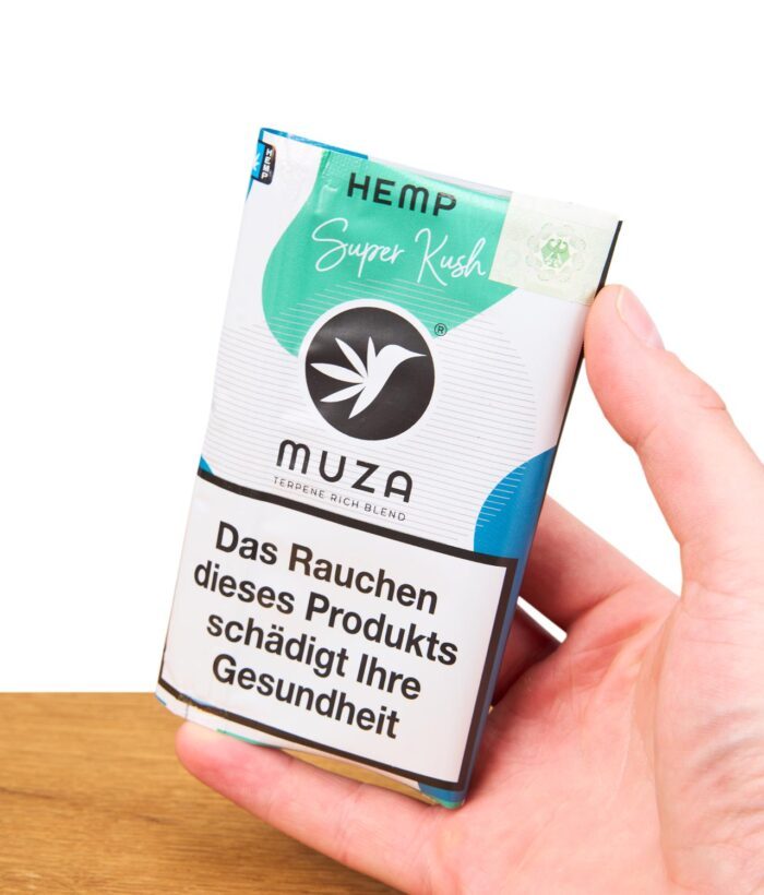 Muza Super Kush Tabakersatz 10 g Packung wird von Hand gehalten