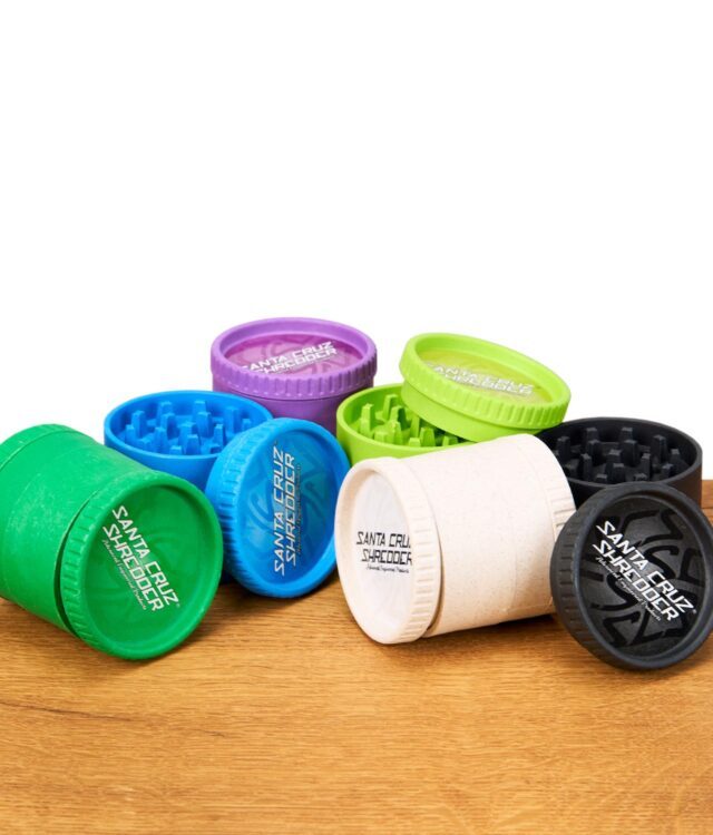 Mehrere Santa Cruz Hemp Shredder Grinder in verschiedenen Farben, geöffnet und geschlossen