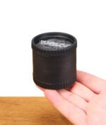 Schwarzer Santa Cruz Hemp Shredder Grinder, stehend auf einer geöffneten Hand
