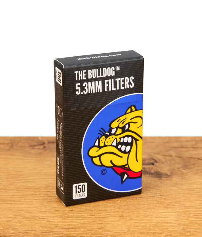 Geschlossene Verpackung der The Bulldog 5.3 mm Filters mit 150 Stück Inhalt auf Holzfläche