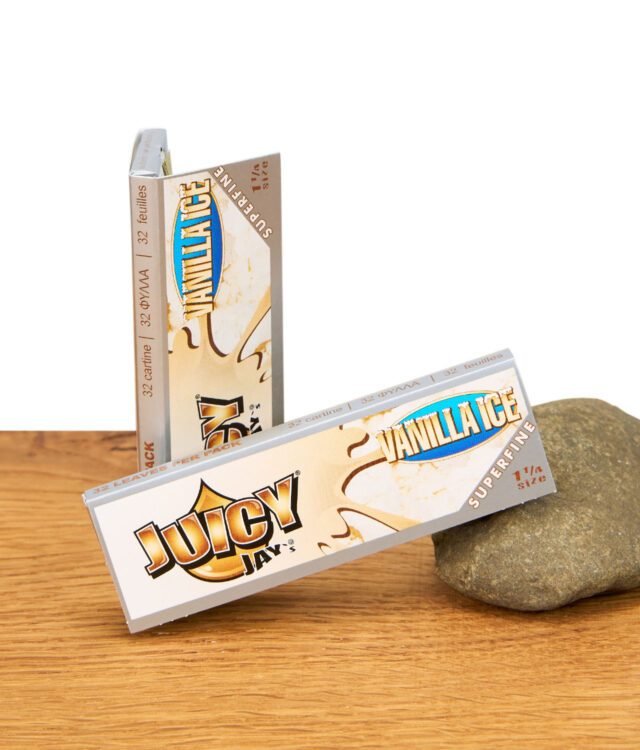 Zwei geschlossene Packungen Juicy Jay's Vanilla Ice Papers im 1 1/4 Format auf Holzuntergrund