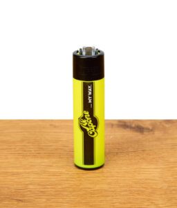 Clipper Feuerzeug mit Al Capone Logo in Neon-Gelb auf Holzuntergrund