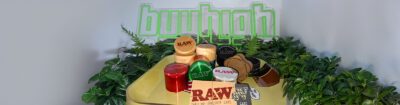 RAW Grinder Auswahl auf Tablett vor buyhigh Logo mit Pflanzen