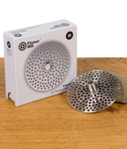 Extra Feine "Extra Fine" 2,5" Milling Plate für den Next Gen Premium Grinder von Flower Mill gezeigt.