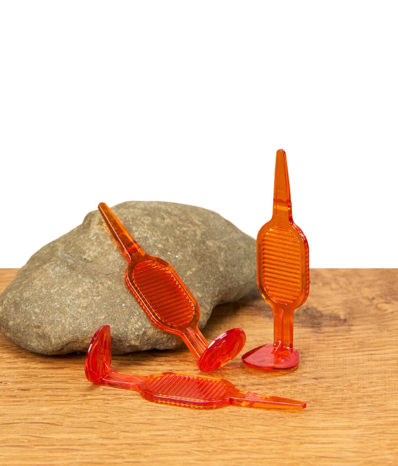 storz-und-bickel-mighty-und-crafty-werkzeug-set-jpg Werkzeuge zum befüllen eines Mightys auf einem Holzbrett