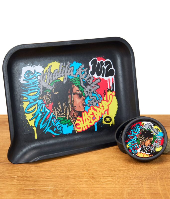 Santa Cruz Rolling Tray und Grinder aus Hanf auf einem Holzbrett vor wei0em Hintergrund