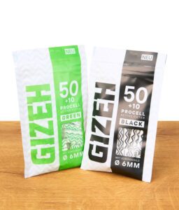 GIZEH Procell Filter im Beutel in Grün und Schwarz, nebeneinander stehend auf einem Holzbrett