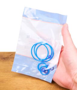 Storz und Bickel Siegelring Set in einer Tüte gehalten von einer Hand