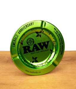 Grüner RAW Emerald Aschenbecher auf Holz