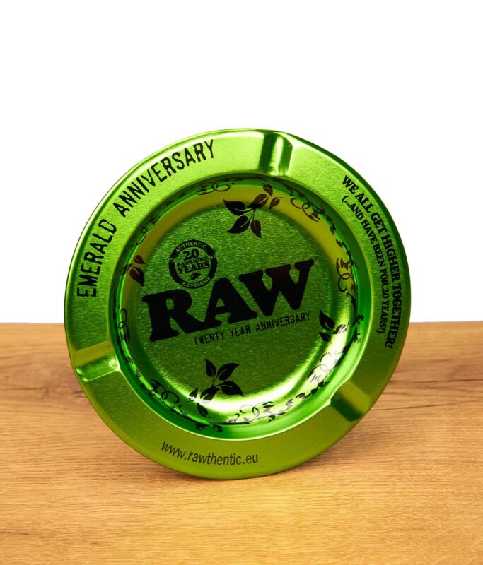 Grüner RAW Emerald Aschenbecher auf Holz