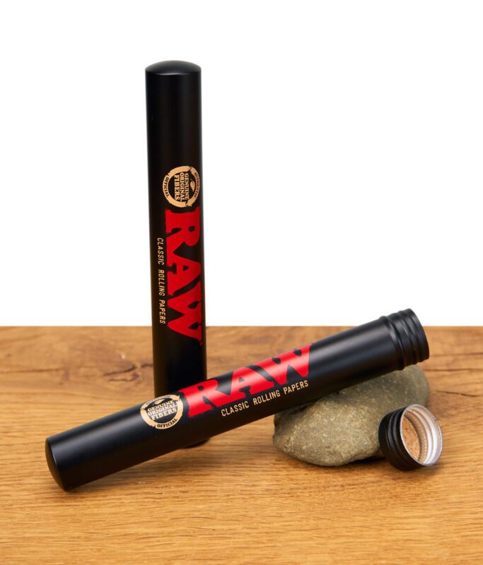 Stehende und an Stein angelehnte RAW Black Jointtube auf Holz