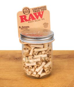 RAW uncoated Tree Tips Holzfilter auf braunem Untergrund