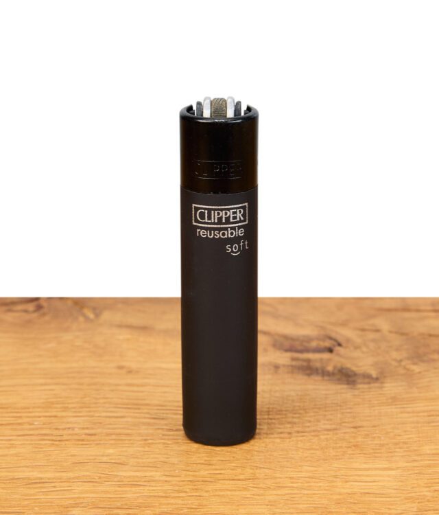 Clipper mit soft touch oberfläche in Schwarz auf einem Holzbrett