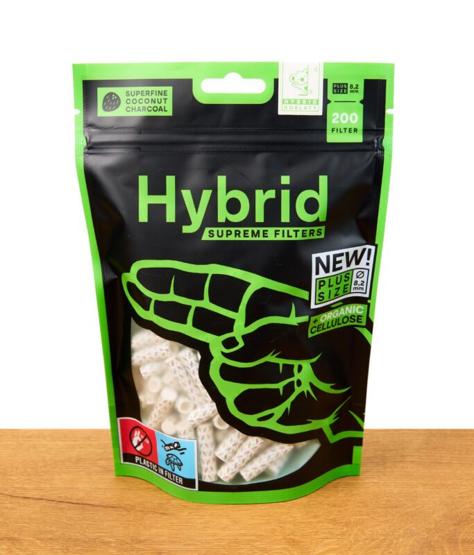 200er Tüte der Hybrid Supreme Plus Size Aktivkohlefilter auf Holz in grün schwarzer Verpackung