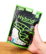 Hand hält Packung der Plus Size Aktivkohlefilter von Hybrid Supreme
