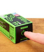 Finger drückt Packung zum Öffnen der 44er Hybrid Plus Size Filter