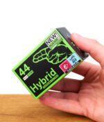 Hand hält Box der Hybrid Plus Size 44er