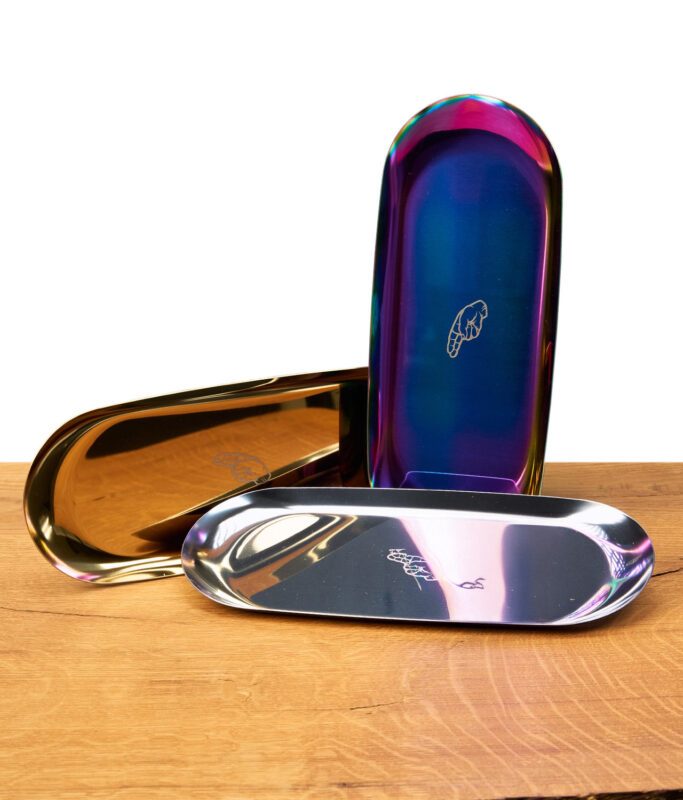 Drei Drehunterlagen aus Edelstahl von Hybrid auf Holz