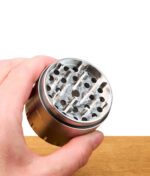 Hand hält offenen Edelstahl Grinder