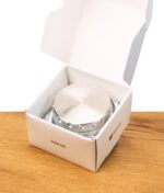 Weiße Geschenkbox des Hybrid Edelstahl Grinders mit Mühle im Inneren