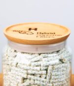 Nahaufnahme des Glases mit Holzdeckel der 1000er Packung Filter