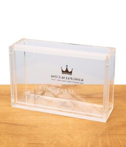 King Palm Humidor aus Acryl auf einem Holzbrett