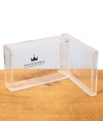 King Palm Humidor aus Acryl auf einem Holzbrett