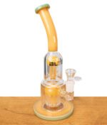 Glasbong von Blaze mit Baumperkolator von der Seite mit sichtbaren Köpfchen auf einem Holzbrett