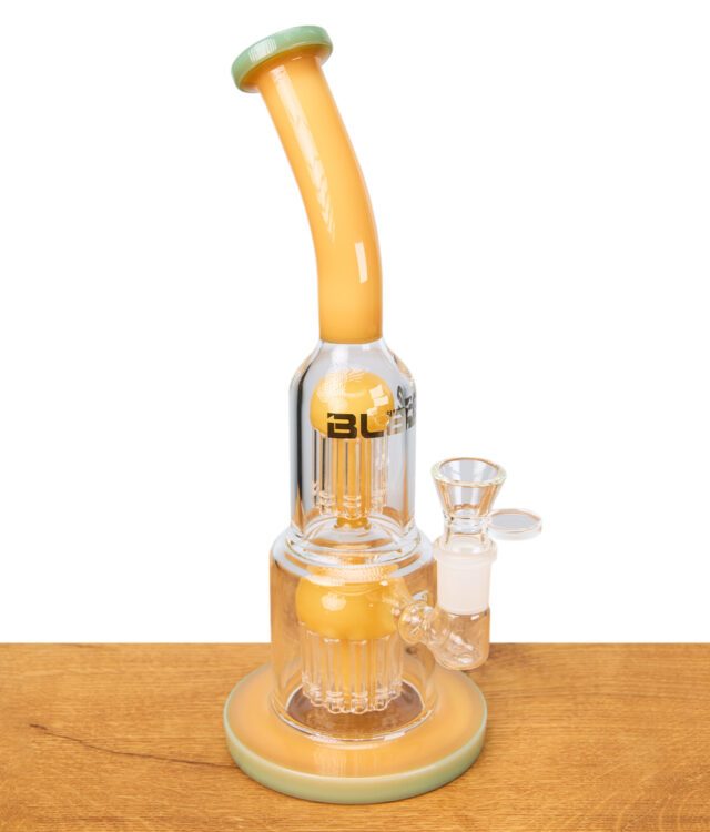 Glasbong von Blaze mit Baumperkolator von der Seite mit sichtbaren Köpfchen auf einem Holzbrett