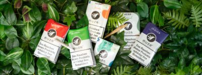 MUZA Tabakersatz Erfahrungen für die fünf Sorten auf grünem Blätterhintergrund