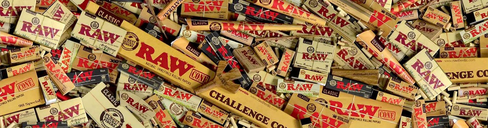 Zahlreiche echte RAW-Produkte wie Rolling Papers, Cones und Filter, dicht nebeneinander gestapelt.
